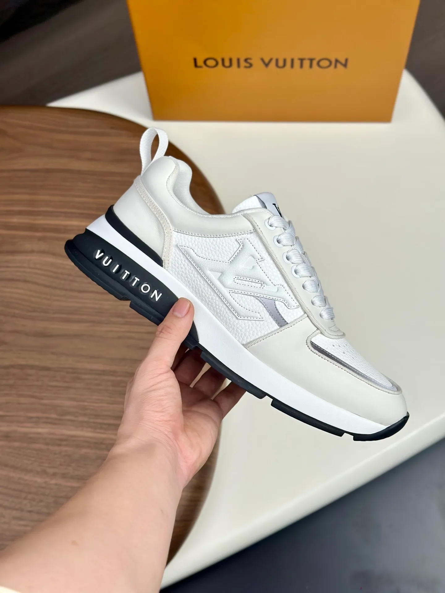 [L Family] Top P: 840💰 Size: 39-44 (38.45 can be customized) Lujia new color matching men's 🧍‍♂️trainer sneakers, this LV Trainer sneaker is made of soft grained calfskin, showing pure colors, the brand was born in 1854, the designer's handwritten brand logo is embellished on one side, virgil Designed by abloh himself, it is a very commemorative sneaker, the new LV Louis Vuitton trainer sneaker low casual sports culture versatile basketball shoes